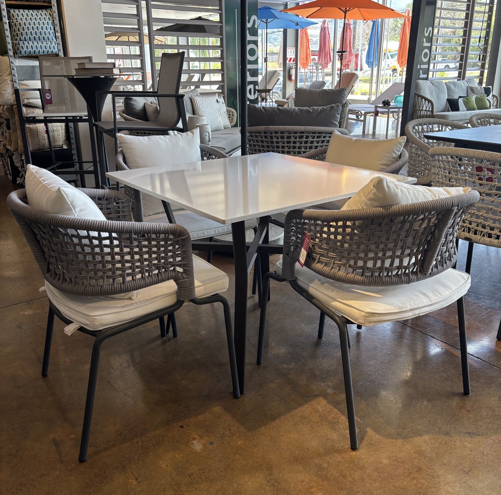 SET COMEDOR DELFOS MESA CON 4 SILLAS FIBRA GRIS COJÍN BLANCO CINT17301-GR