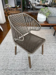 [BL1062] SILLA PORTO ISABEL CON BRAZOS ACABADO NOGUEIRA TIRAS COLOR FENDI